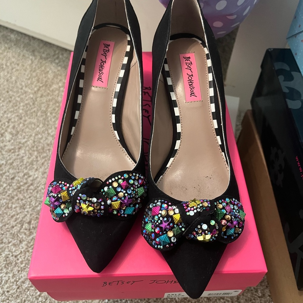Betsey Johnson Axle Kitten heel with bow (never worn) size 8